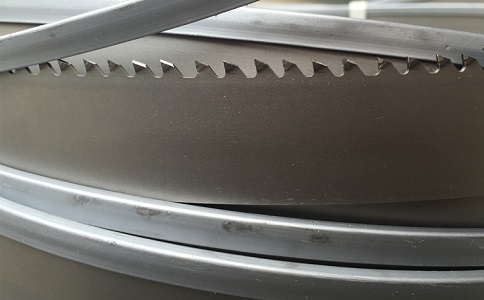 云阳为何在切割硬度高的钛合金材料时需要将带锯条切削液的浓度加高？